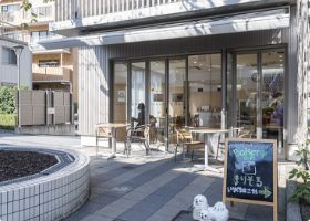 焼き菓子とパン、おいしいコーヒーがあります。明るく日あたりの良いカフェです♪